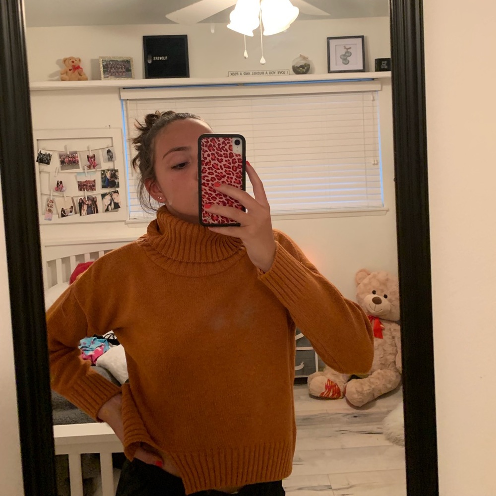Women’s short cropped sweater